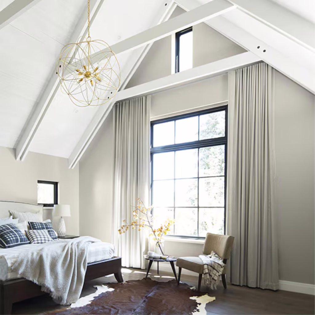 ห้องนอน ผนังทาด้วยสีโทนกลาง Neutral Paint Color เฉดสีเทาเบจ Wish AF-680 จาก Benjamin Moore