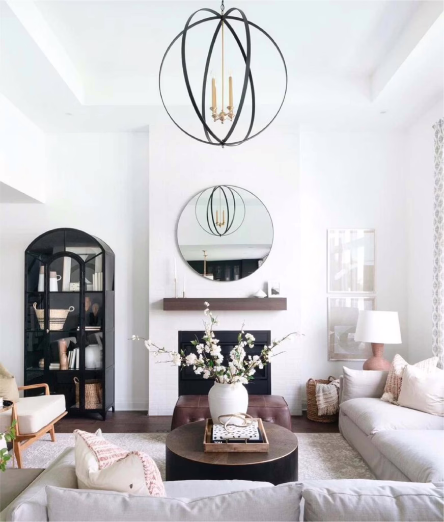 ห้องนั่งเล่น ผนังทาด้วยสีทาบ้านสีขาว Chantilly Lace จาก Benjamin Moore