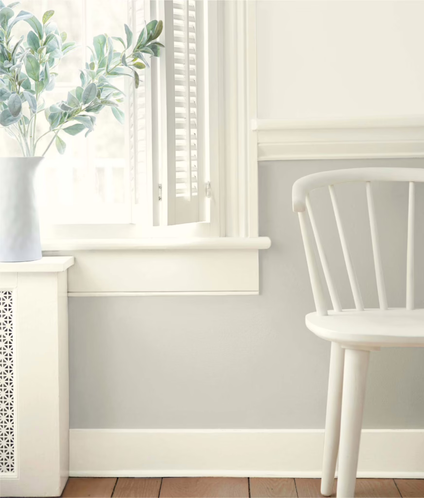 ห้องนั่งเล่น ผนังบ้านสีขาว Horizon วงกบและขอบบัว Decorator’s White จาก Benjamin Moore