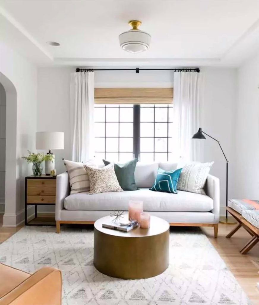 ห้องนั่งเล่น ทาด้วยสีทาบ้านสีขาว Super White สีขาวยอดนิยม จาก Benjamin Moore