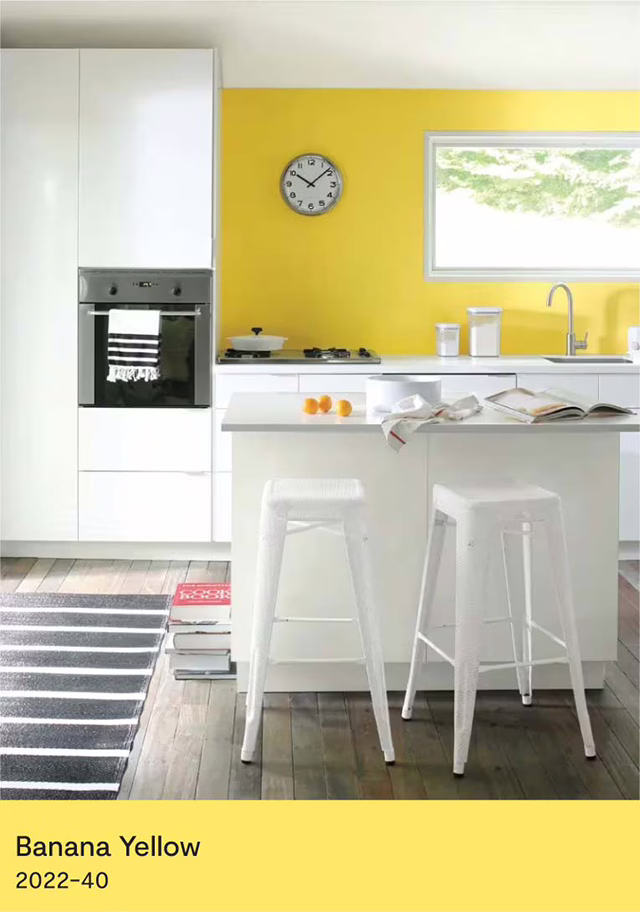สีทาห้องครัวสีเหลืองสดใส ผนังทาด้วยเฉดสี Banana Yellow จาก Benjamin Moore