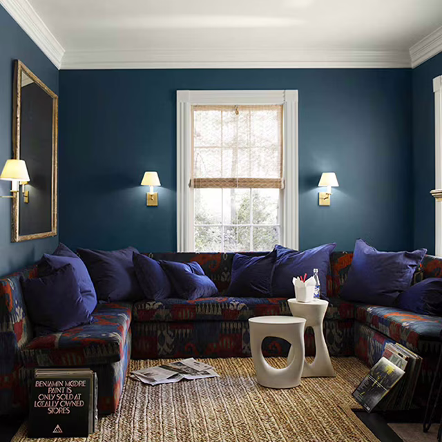 สีทาห้องนั่งเล่นสไตล์วินเทจ สีน้ำเงินแต่งบ้านสวย จาก Benjamin Moore ให้ความสวยงาม โดดเด่น