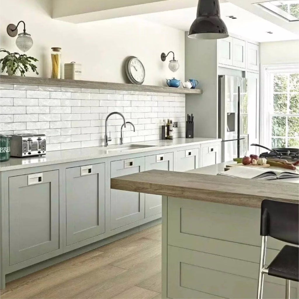 ตู้บิวท์อินห้องครัว ทาด้วยสีเขียวอ่อน October Mist 1495 จาก Benjamin Moore