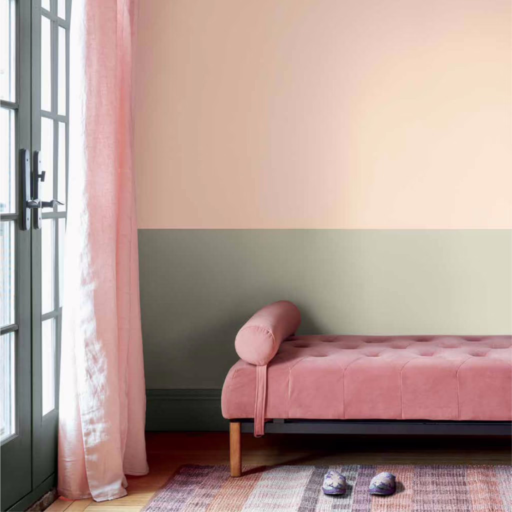 ห้องนั่งเล่น ผนังทาสีทูโทนจับคู่สีเขียวและสีชมพู จาก Benjamin Moore คู่สีแต่งบ้านสวย