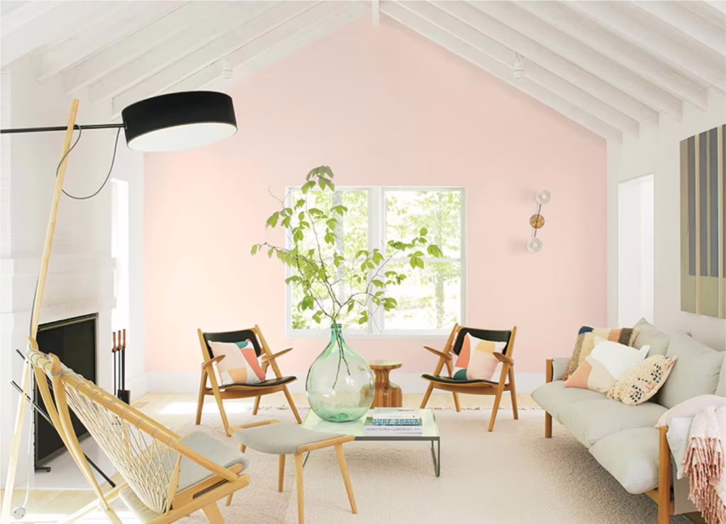 ห้องนั่งเล่น ผนัง Accent Wall ทาด้วยเฉดสีชมพูอ่อน First Light 2102-70 จาก Benjamin Moore สีชมพูยอดนิยมที่ดีไซเนอร์แนะนำ