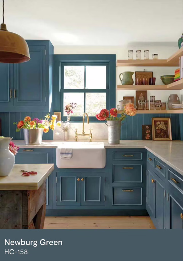 เฉดสีทาห้องครัวยอดนิยม Newburg Green จาก Benjamin Moore ให้ห้องครัวสวยงามโดดเด่น