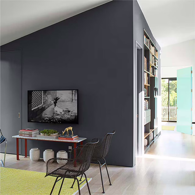 สีทาห้องนั่งเล่นโทนขาว-ดำ จาก Benjamin Moore ให้ความสวยงาม โดดเด่น