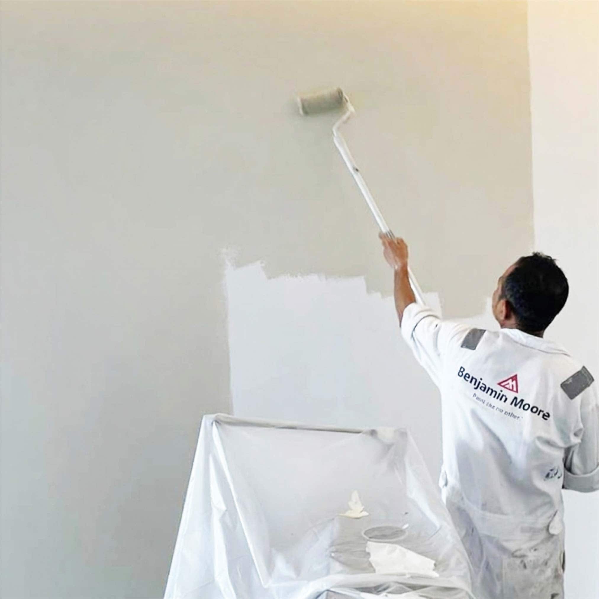 benjamin-moore-our-services-professional-painters ทีมช่างทาสีมืออาชีพจาก Benjamin Moore กำลังทาสีผนังภายในบ้าน